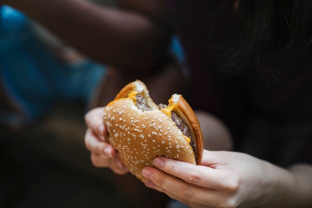 Ein großer und saftiger Cheeseburger