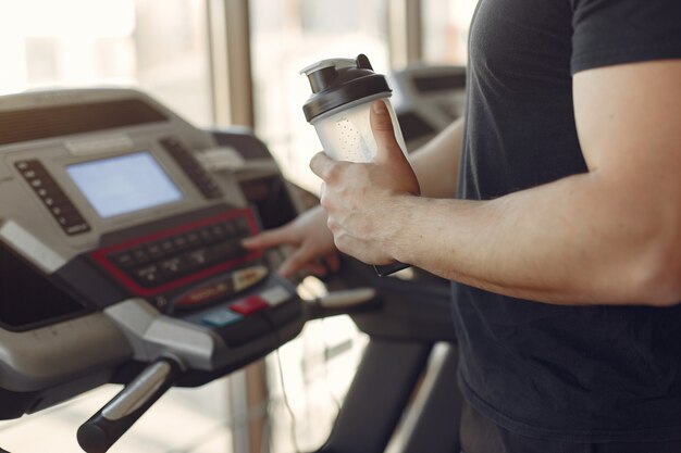 Ein gutaussehender Mann ist in einem Fitnessstudio beschäftigt