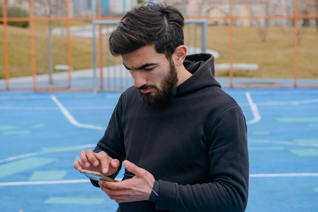 Ein Gymnastiklehrer trainiert an den Turnringen