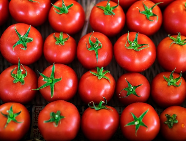 Ein Haufen frischer Tomatenprodukte