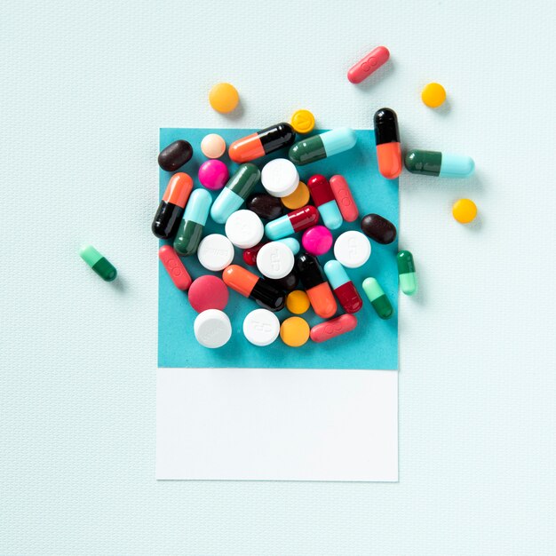 Ein Haufen medizinischer Pillen und Tabletten