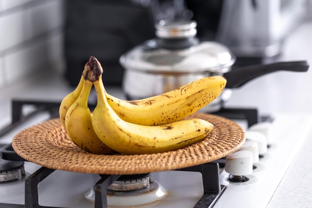 Kostenloses Foto ein haufen reife bananen in einem hellen kücheninterieur