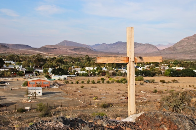 Ein Holzkreuz mit Blick auf die Stadt Prince Albert in Südafrika