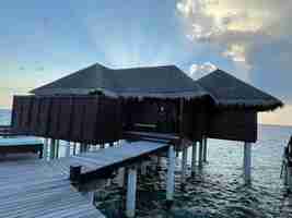 Kostenloses Foto ein holzsteg in einem luxuriösen resort baa atoll malediven