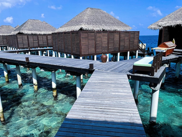 Ein Holzsteg in einem Luxusresort auf den Malediven