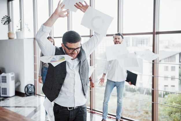 Kostenloses Foto ein hübsches team junger arbeiter im büro