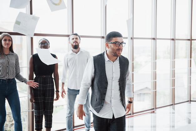 Ein hübsches Team junger Arbeiter im Büro