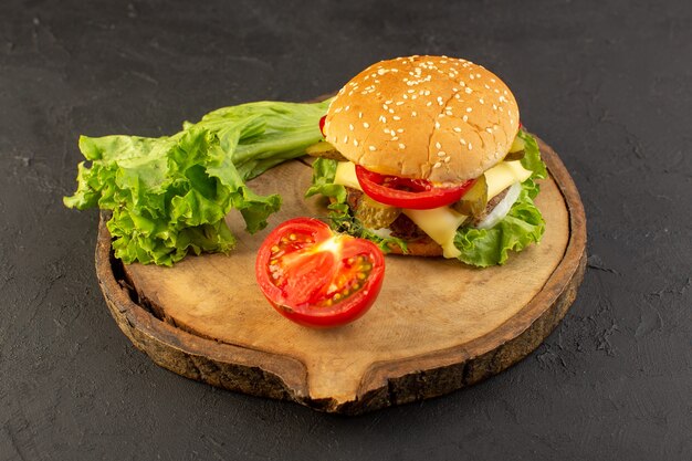 Ein Hühnchen-Burger mit Käse und grünem Salat von vorne auf dem Holzschreibtisch und Sandwich-Fast-Food-Essen