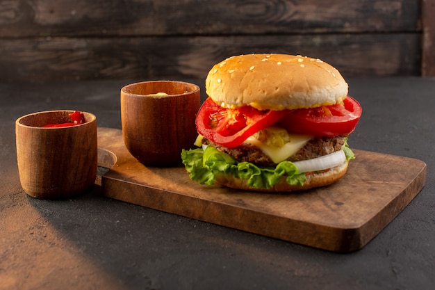 Ein Hühnchen-Burger mit Käse und grünem Salat von vorne auf dem Holzschreibtisch und Sandwich-Fast-Food-Mahlzeit