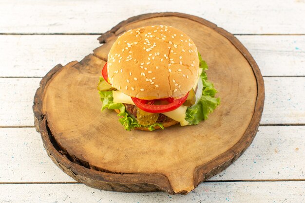 Ein Hühnchen-Burger von oben mit Käse und grünem Salat