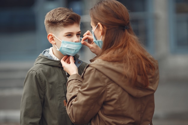 Ein Junge und eine Mutter tragen Schutzmasken