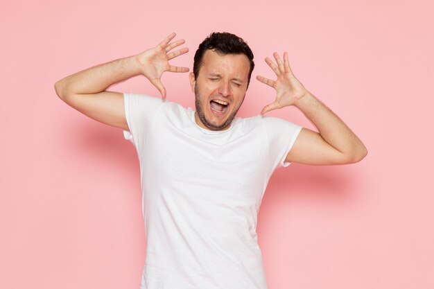 Ein junger Mann der Vorderansicht im weißen T-Shirt schreiende Emotion