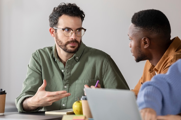 Kostenlose Foto ein junger mann diskutiert während des studiums mit seinem kollegen