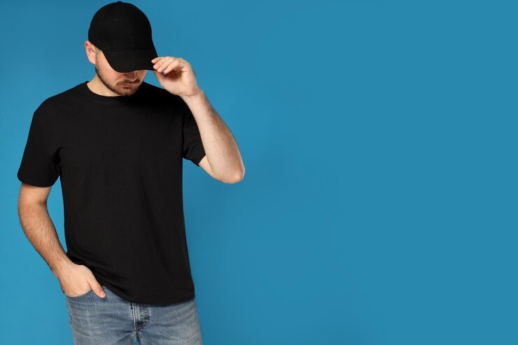 Kostenlose Foto ein junger mann mit schwarzem t-shirt und mütze