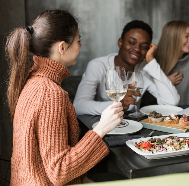 Ein junger Mann und eine junge Frau essen zusammen