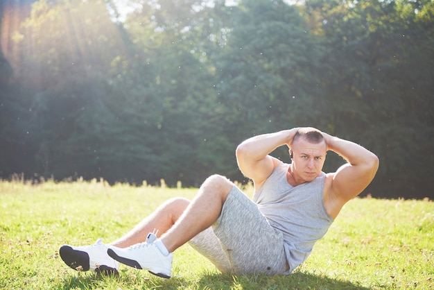 Ein junger Sportler, der sich auf Sport- und Fitnesstraining im Freien vorbereitet.