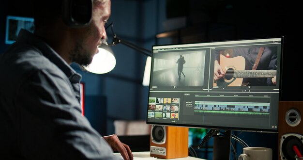 Ein junger Videokünstler arbeitet an der Bearbeitung eines Filmmontage-Projekts