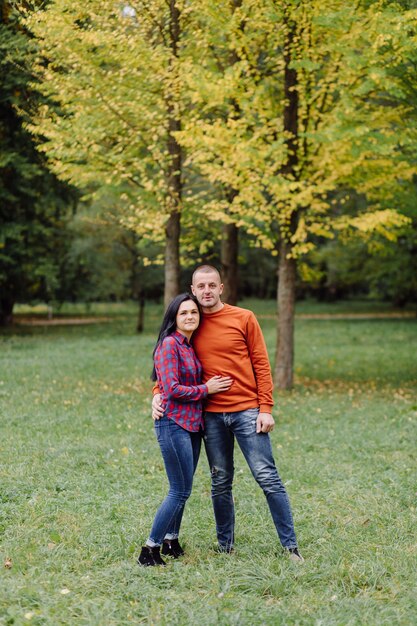 Ein junges Paar, das Spaß im Herbstpark hat. Dating, attraktiv
