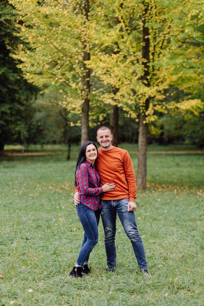 Ein junges Paar, das Spaß im Herbstpark hat. Dating, attraktiv