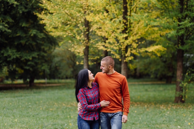 Ein junges Paar, das Spaß im Herbstpark hat. Dating, attraktiv