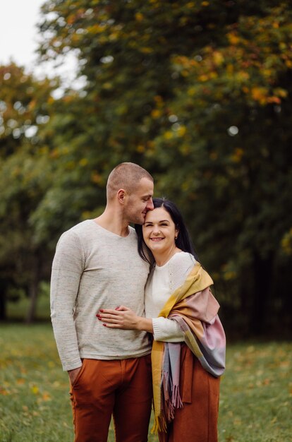 Ein junges Paar, das Spaß im Herbstpark hat. Dating, attraktiv