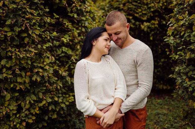 Ein junges Paar, das Spaß im Herbstpark hat. Dating, attraktiv