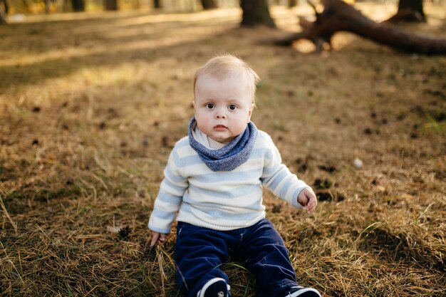 Ein junges Paar geht mit einem kleinen Jungen in den Wald