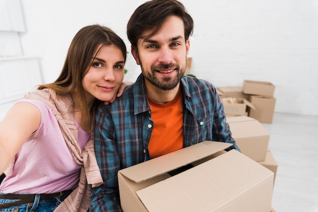 Kostenloses Foto ein junges paar macht sulfid, während es in eine neue wohnung zieht