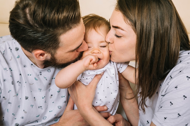 Kostenlose Foto ein junges paar mit baby am morgen