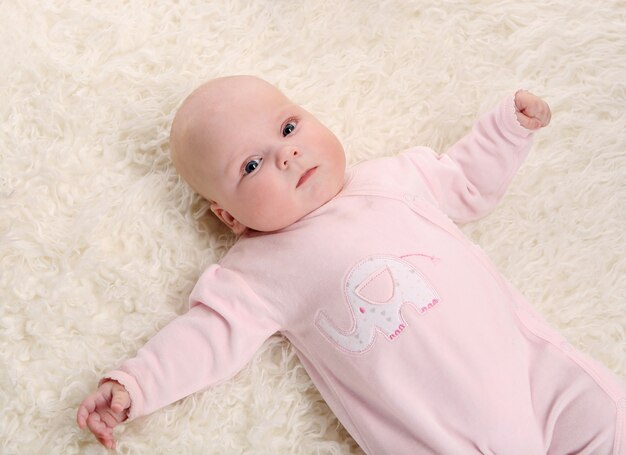 Ein junges und schönes Baby in Pink