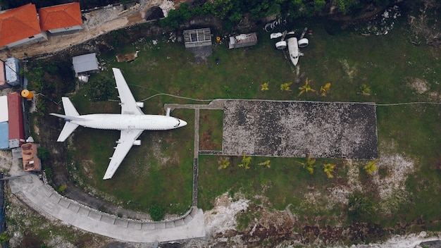 Ein kaputtes Flugzeug auf einem Bali wird von einer Drohne aus fotografiert