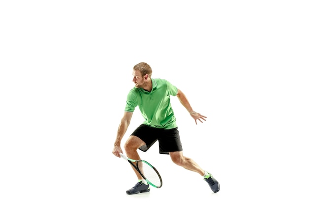 Ein kaukasischer Mann spielt Tennisspieler isoliert auf weiß