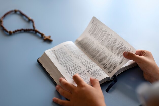 Ein Kind mit einer Bibel in einem hohen Winkel