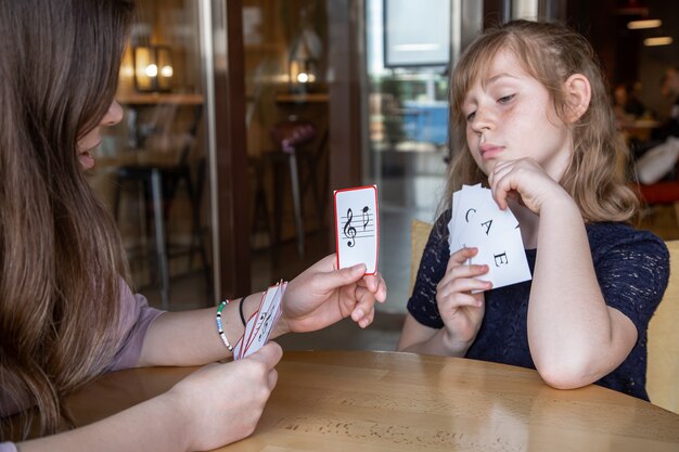 Ein kleines Mädchen lernt spielerisch Noten mit Hilfe spezieller Musikkarten.