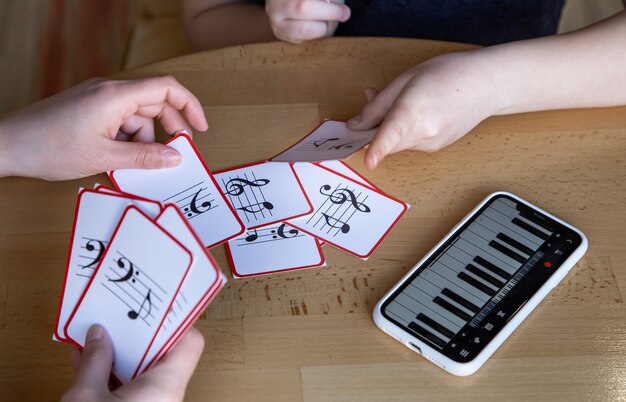 Ein kleines Mädchen lernt spielerisch Noten mit Hilfe spezieller Musikkarten