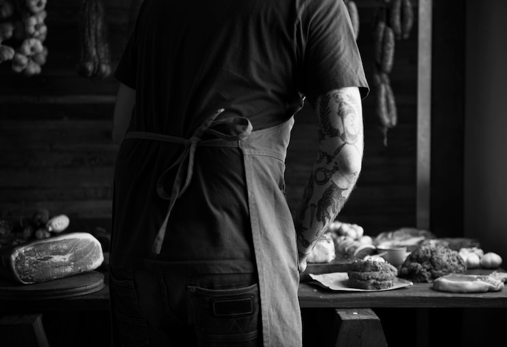 Kostenlose Foto ein koch, der an verschiedenen rezeptideen für die fleischfotografie arbeitet