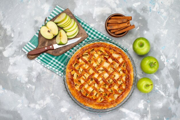 Ein köstlicher Apfelkuchen der Draufsicht mit frischen grünen Äpfeln Fernsichtkuchen-Kekszuckerfrucht