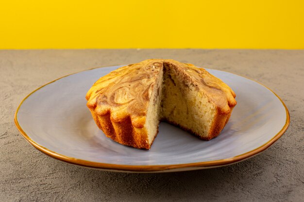 Ein köstlicher leckerer Schokokuchen mit süßer Torte aus der Sicht nach vorne, der in einen blauen Teller geschnitten wurde