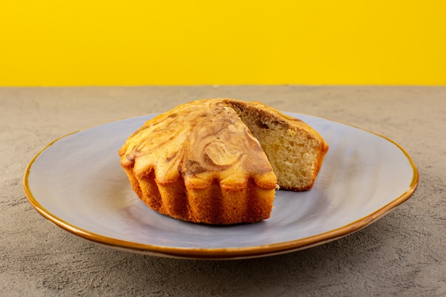 Ein köstlicher leckerer Schokokuchen mit süßer Torte aus der Sicht nach vorne, der in einen blauen Teller geschnitten wurde