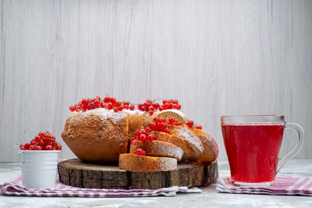 Ein köstlicher runder Kuchen der Vorderansicht mit frischen roten Preiselbeeren und Preiselbeersaft auf der weißen Schreibtischkuchen-Keks-Tee-Beere
