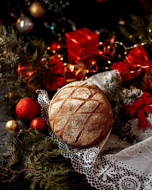 Ein Laib Brot mit Neujahrsspielzeug