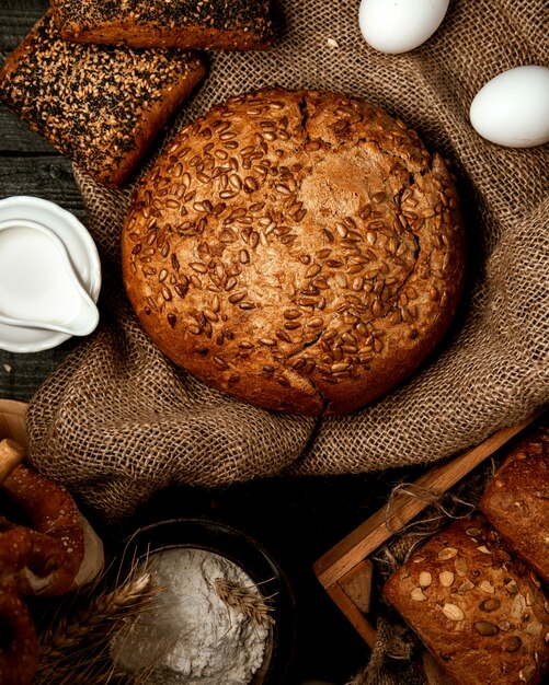 Ein Laib Brot mit Sonnenblumenkernen