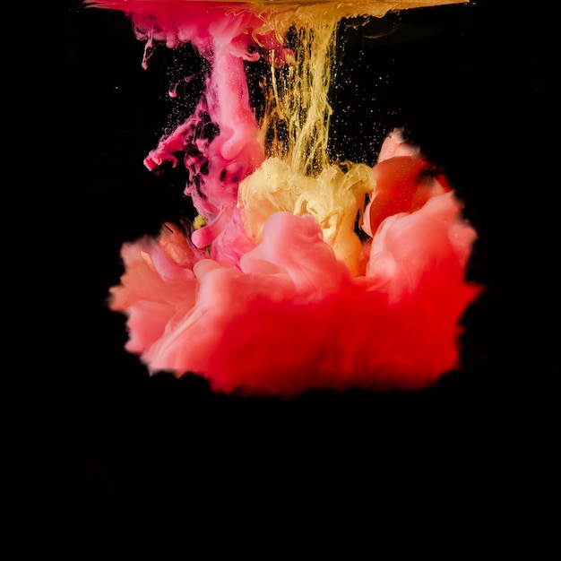 Ein leuchtender mehrfarbiger Tinte-Splash