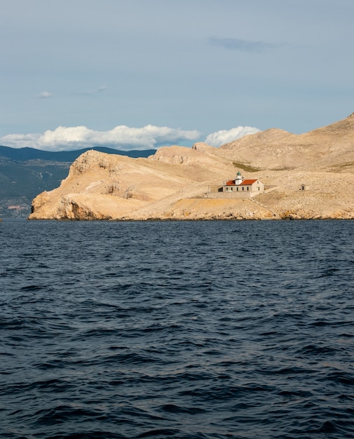 Ein Leuchtturm auf einer kleinen kroatischen Insel, die an Feiertagen in Europa segelt