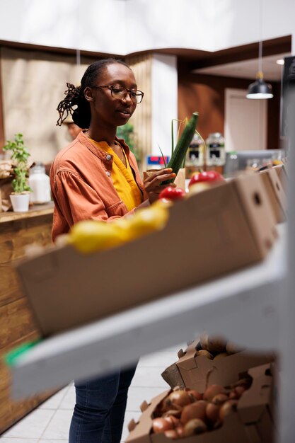 Ein lokaler Marktgang mit einer großen Auswahl an frischen, gesunden und ökologischen Lebensmittelprodukten Bild zeigt ein Regal mit ordentlich angeordneten Artikeln und ermutigt die Kunden, nahrhafte Entscheidungen zu treffen