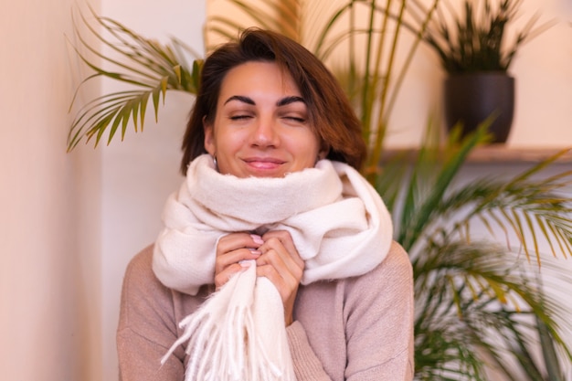 Kostenloses Foto ein mädchen in einem gemütlichen café wärmt sich mit einer tasse heißen kaffees auf