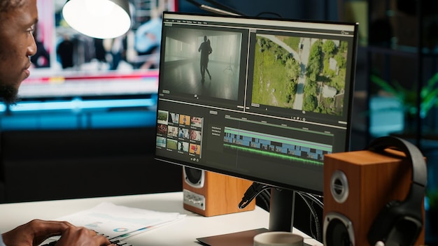 Ein männlicher Videoredakteur arbeitet an einer kreativen Software, um Montage zu erstellen