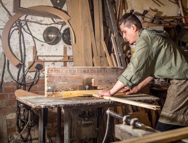 Ein Mann arbeitet an der Maschine mit der Herstellung von Holzprodukten