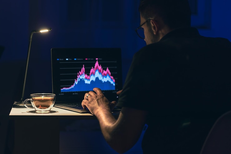 Kostenlose Foto ein mann, der nachts online-aktieninvestitionen durchsucht