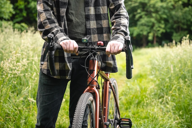 Kostenloses Foto ein mann fährt mit einem fahrrad auf einer sommerwaldstraße